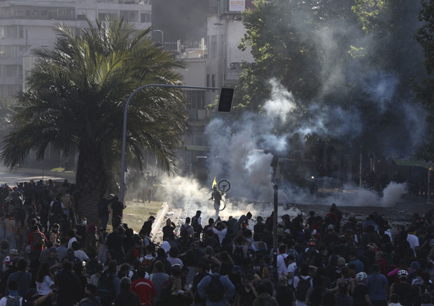 Чиле гори због цене превоза! Тенкови на улицама први пут после Пиночеа (ФОТО/ ВИДЕО)